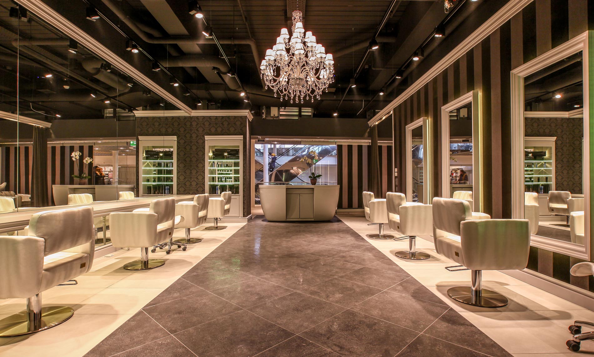 Fresh Style Salon - Luxuriöser Friseursalon mit eleganten weißen Styling-Stühlen, großen Spiegeln, Kronleuchter und stilvollem Interieur.