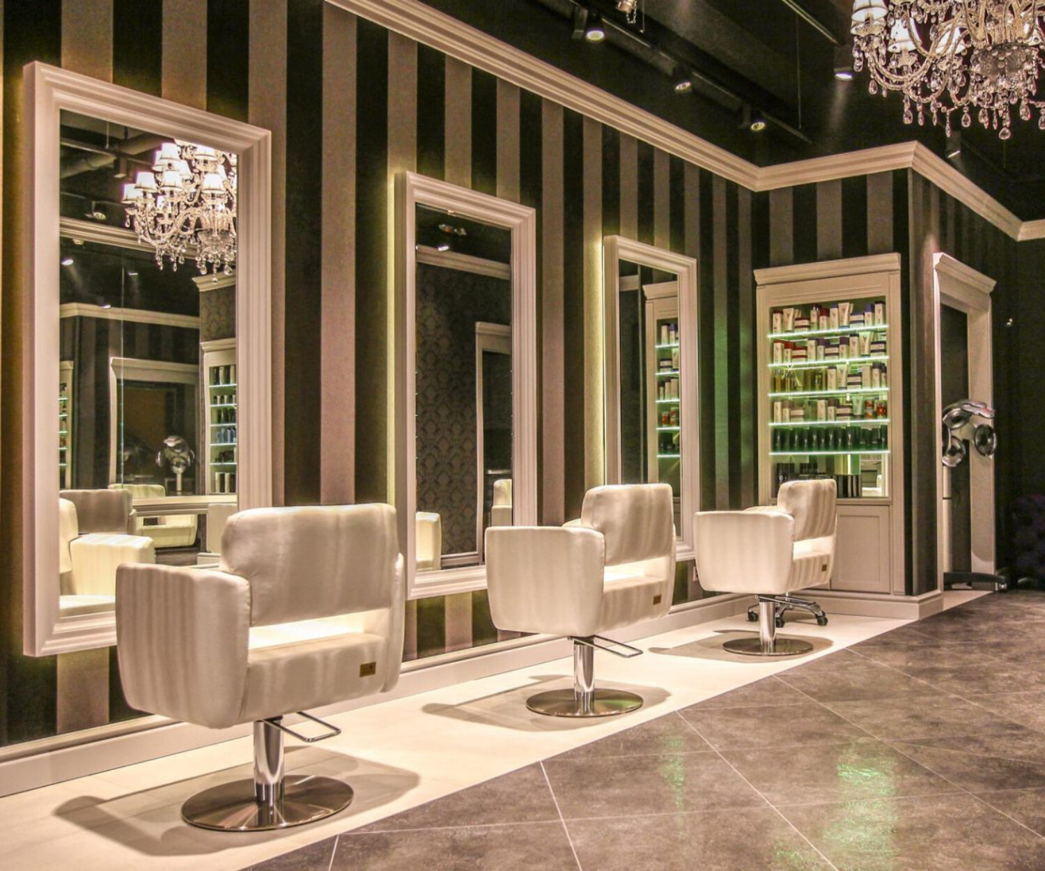 Innenansicht des FreshStyle Salons in Volketswil mit modernen Friseurstühlen, Spiegeln und stilvollem Interieur – einladende und helle Atmosphäre.